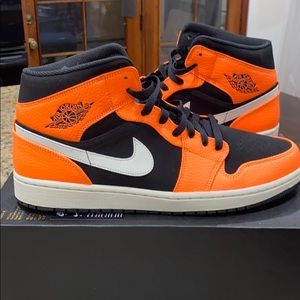 Jordan 1 mid black cone